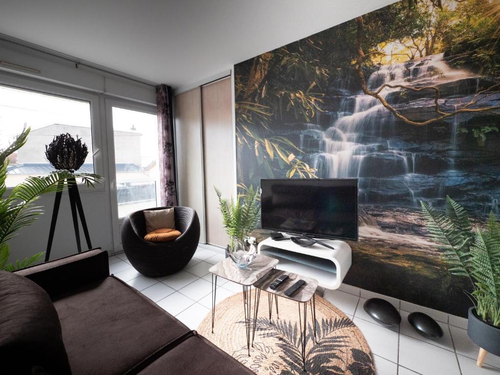 una sala de estar con una gran pintura en la pared en La cascade en Reims