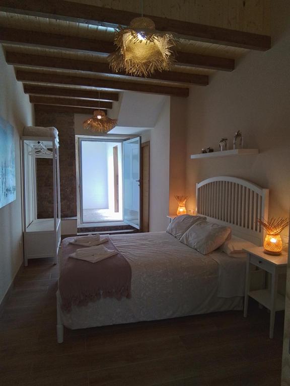 a bedroom with a large bed and a window at Apartamentos & Rooms Santiaguiño in Padrón