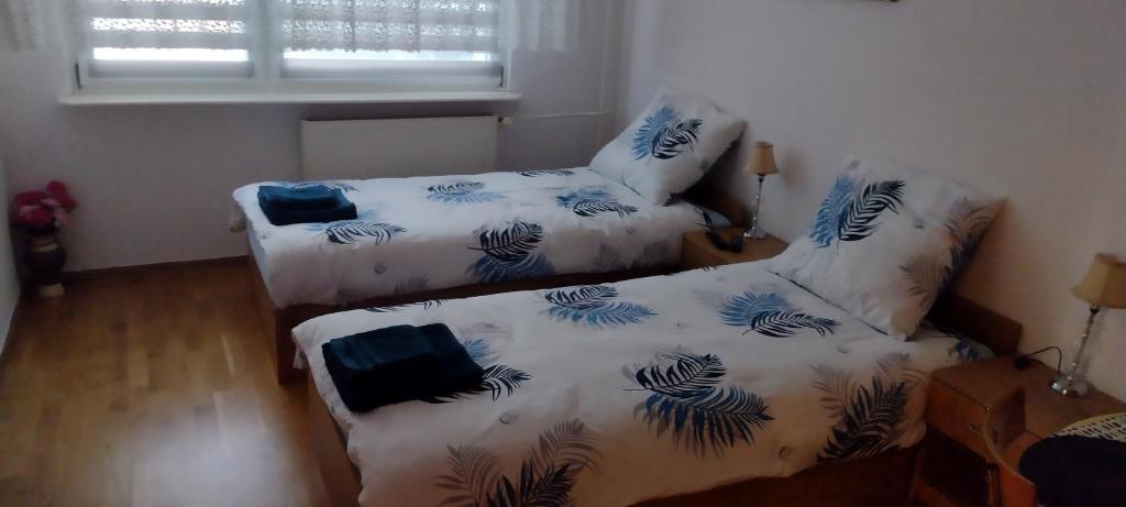 Un pat sau paturi într-o cameră la Apartament w centrum Iławy