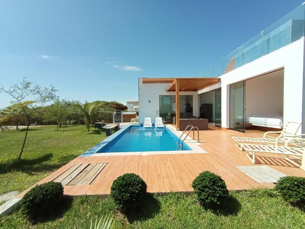 una casa con piscina en un patio en Casa VerdeMar - Vichayito, Perú en Vichayito