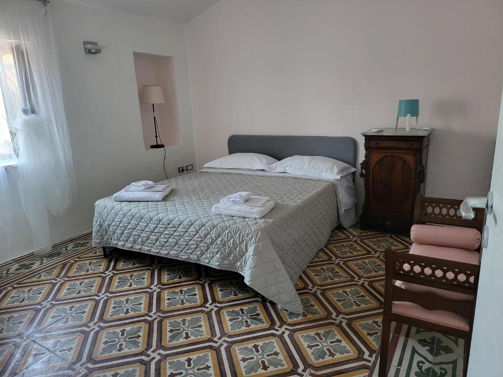 ロッサーノにあるCasa Caraccioloのベッドルーム1室(ベッド1台、タオル2枚付)