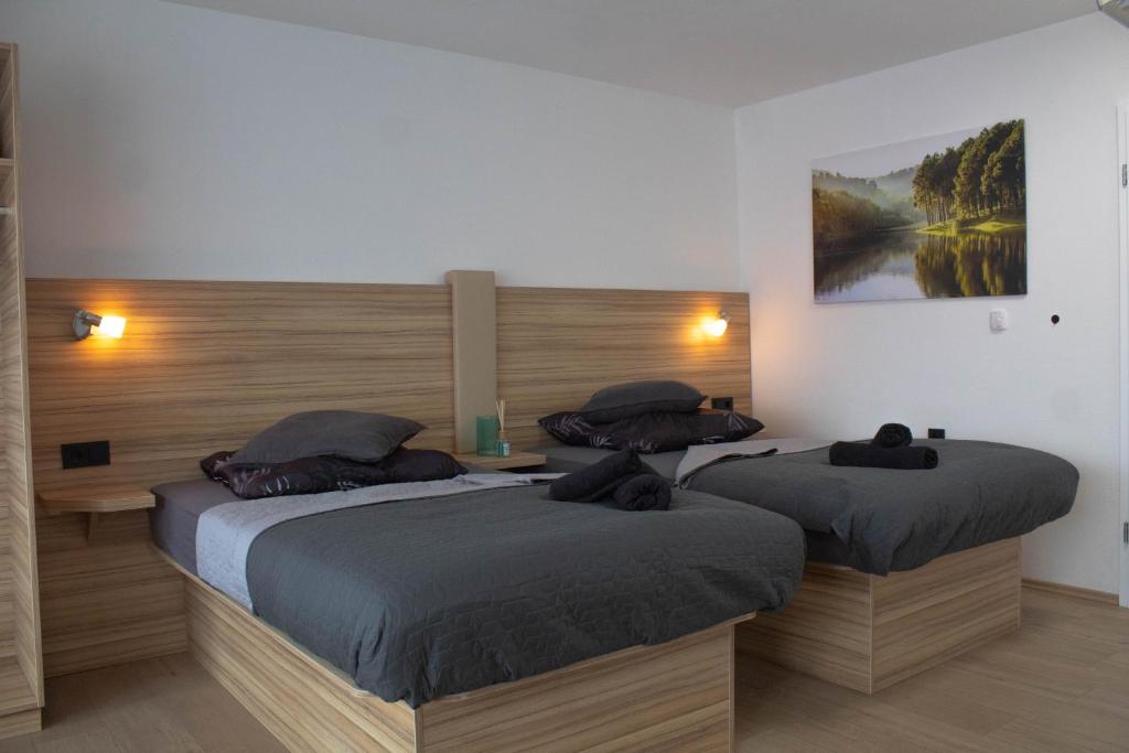 two beds in a room with at Modernes Studio mit großem Balkon, vollausgestatteter Küche und idealem Arbeitsplatz für Home Office in Gärtringen