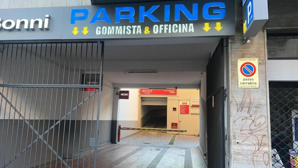 Certificato, attestato, insegna o altro documento esposto da Suite 1,2 porta Milano centro parking free