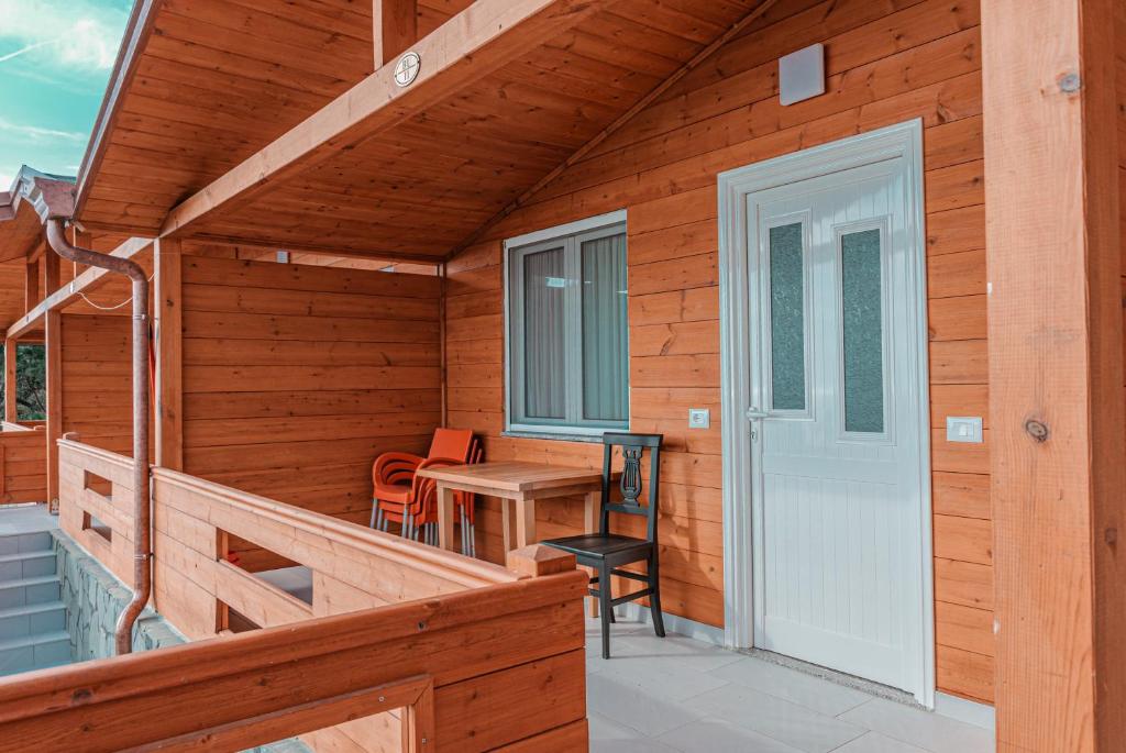 Balkón nebo terasa v ubytování Plazhi Gjeneralit - Small Cabins - Bungalows - Apartaments - Villas - Suite
