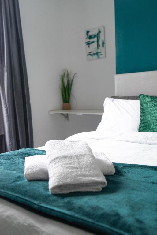 Postel nebo postele na pokoji v ubytování MMR Homes