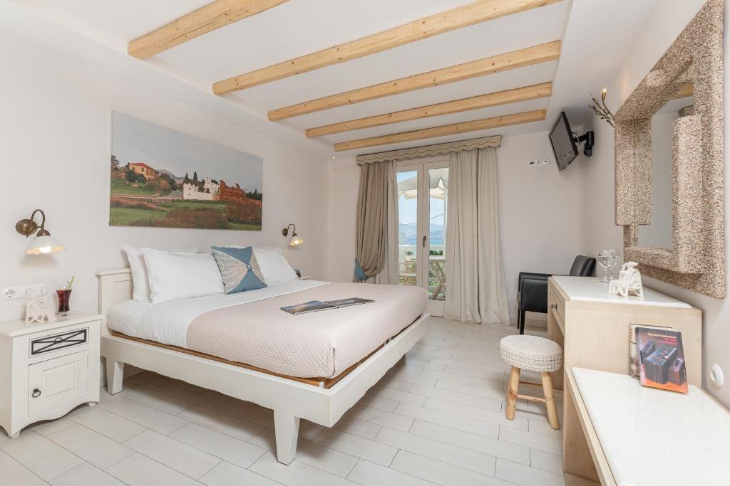 Postel nebo postele na pokoji v ubytování Naxos Island Hotel