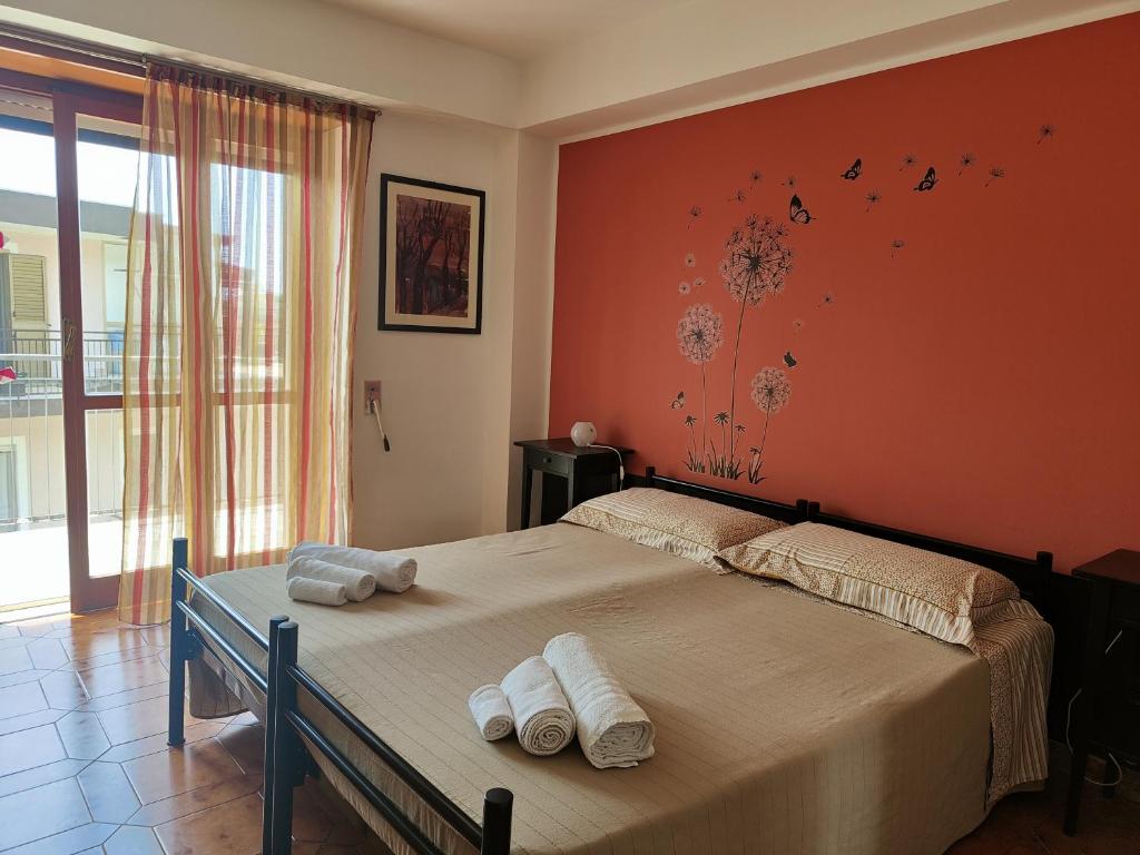 ein Schlafzimmer mit einem großen Bett mit Handtüchern darauf in der Unterkunft Casa Parco Aranci in Formia