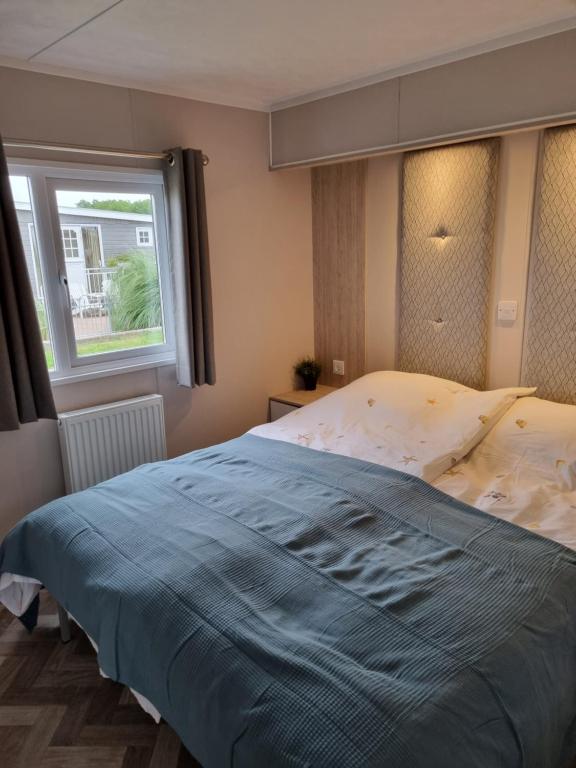 Postel nebo postele na pokoji v ubytování Camping Zeezicht Verhuur Chalet aan Zee