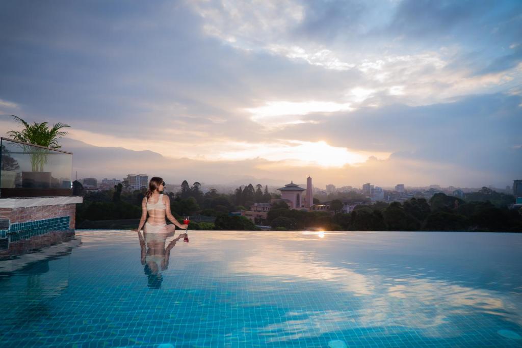 Bazén v ubytování Hotel Barahi Kathmandu nebo v jeho okolí