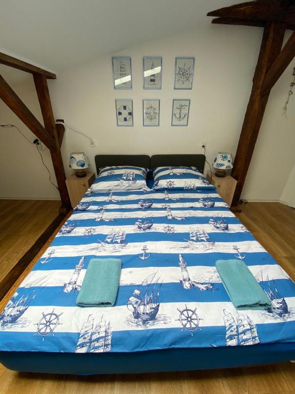 Postel nebo postele na pokoji v ubytování Sea world Apartments Mansarda