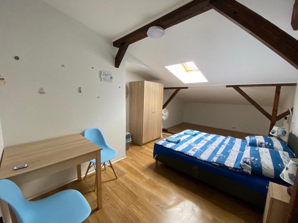 Postel nebo postele na pokoji v ubytování Sea world Apartments Mansarda