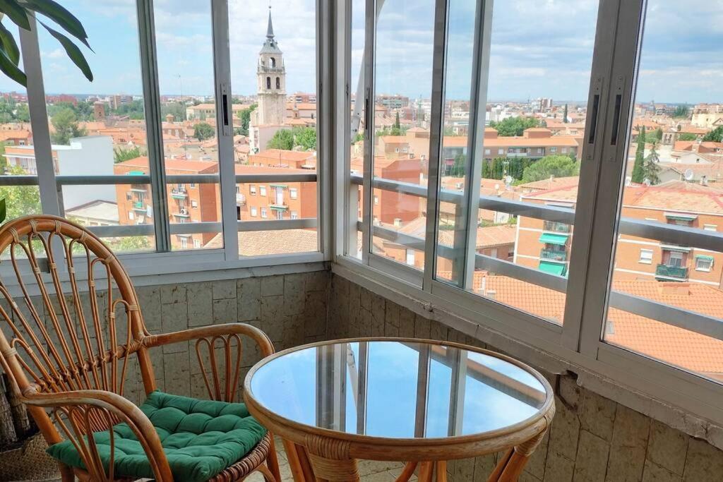 een kamer met 2 stoelen, een tafel en een raam bij Apartamento Deluxe El Camino in Alcalá de Henares