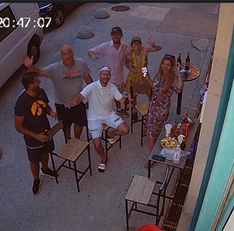 um grupo de pessoas posando para uma foto em Hostel OT em Split