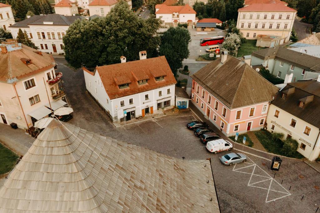 une vue aérienne sur une ville avec des bâtiments et des voitures dans l'établissement Barbakan, à Kremnica