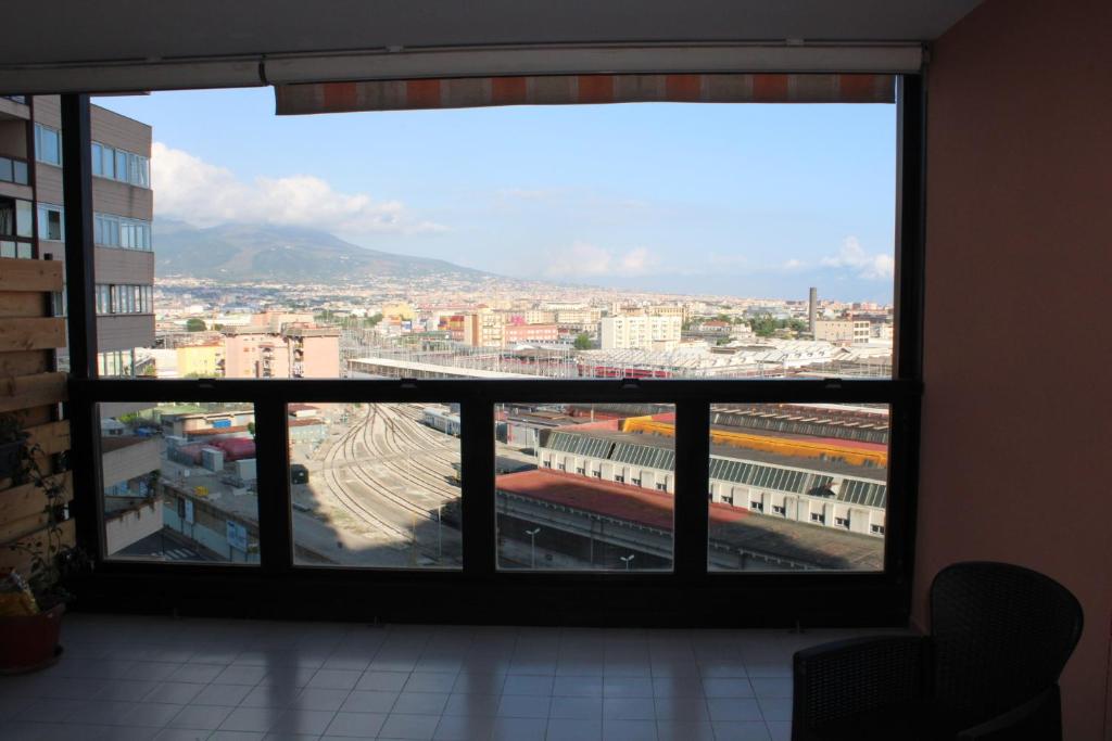 una ventana con vistas a la estación de tren en Ce sta 'o mar for, en Nápoles