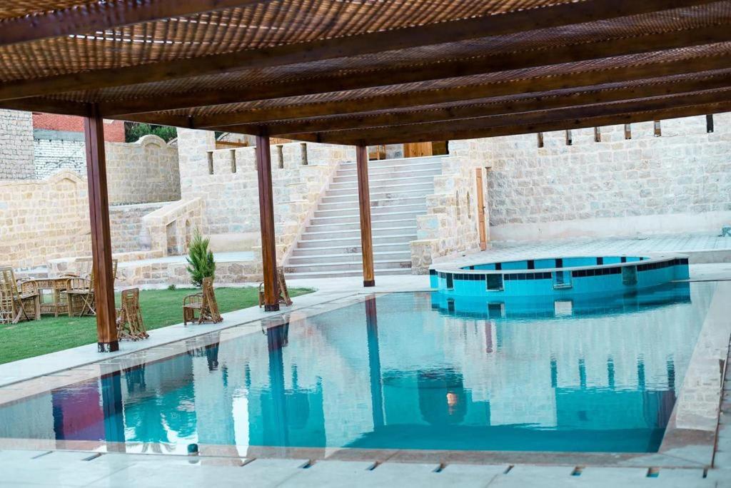 - une piscine au milieu d'un bâtiment dans l'établissement فيلا البرج قرية تونس يوسف الصديق الفيوم, à Tunis