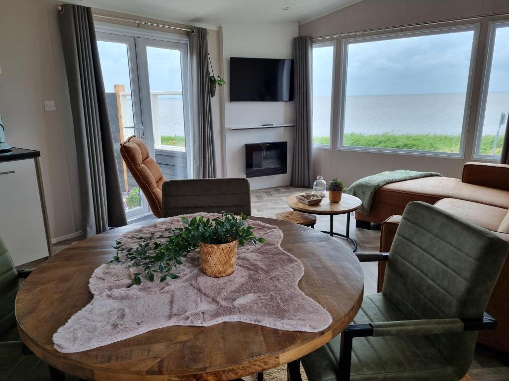 TV a/nebo společenská místnost v ubytování Camping Zeezicht Verhuur Chalet aan Zee