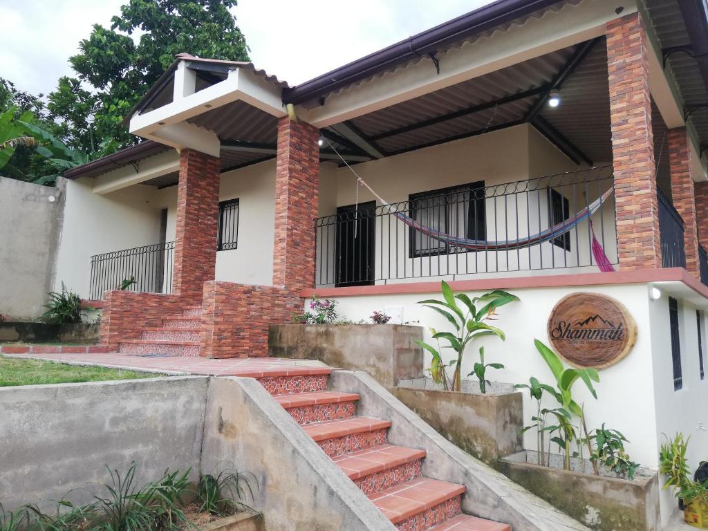 una casa con escaleras delante en Shammah-casa de descanso en Valledupar