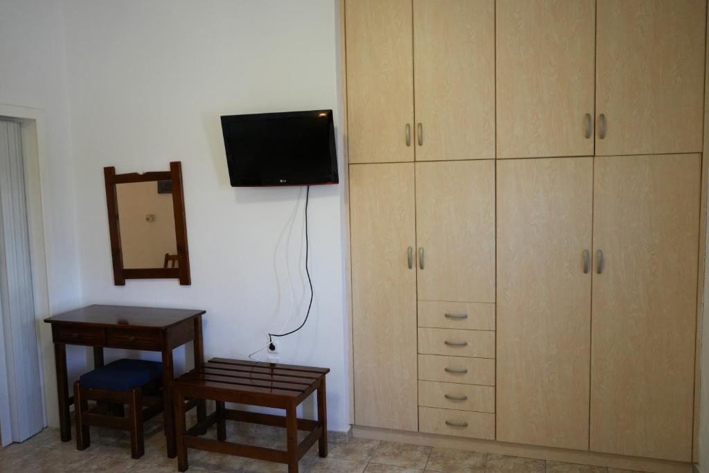 TV a/nebo společenská místnost v ubytování Green Parrot Apartments