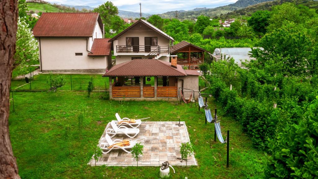 an aerial view of a house with a yard at Colt de Rai in Berislăveşti