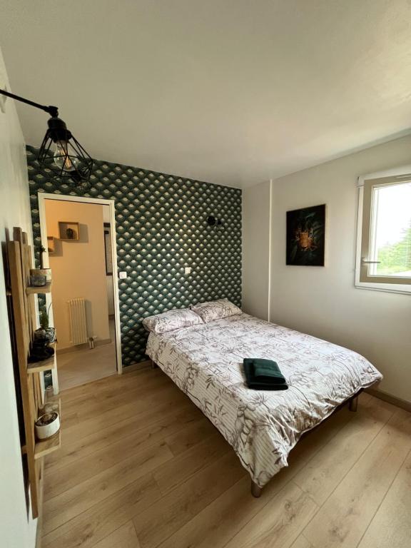 een slaapkamer met een bed en een muur met stippen bij Un,Deux,Trois...Soleil in Le Pradet