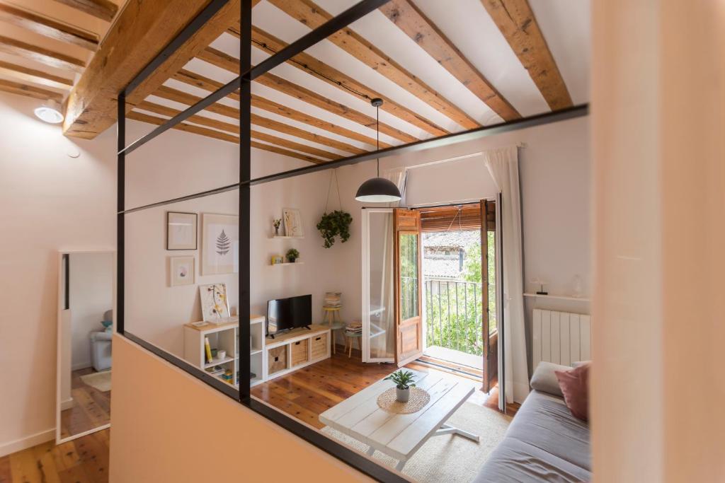 ein Wohnzimmer mit einer großen Glaswand in der Unterkunft DuermeCuenca in Cuenca