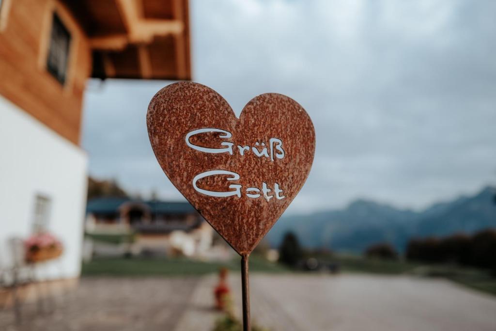 un signo en forma de corazón frente a un edificio en AuerHias en St. Wolfgang