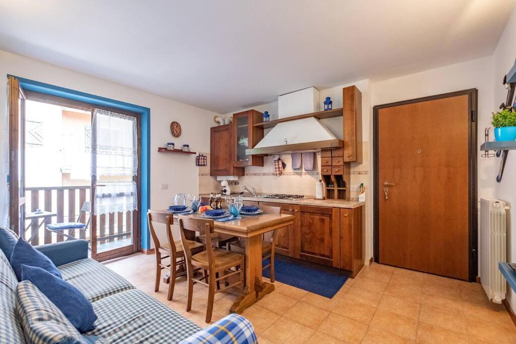 una cucina e un soggiorno con tavolo e divano di Happy Guest Apartments - Alpin Vista Colere a Colere