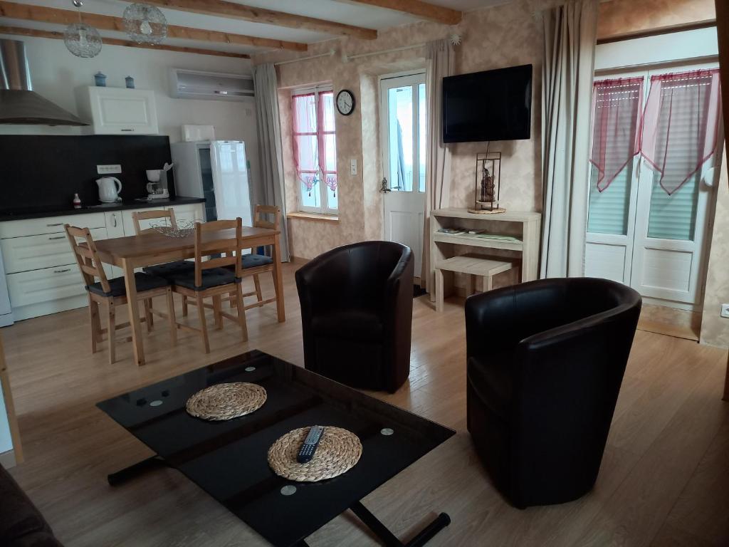 Kuchnia lub aneks kuchenny w obiekcie APPARTEMENT EN DUPLEX " LA DORDOGNE" dans maison individuelle