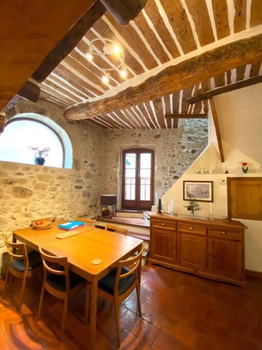 - une cuisine avec une table en bois dans une chambre dans l'établissement Charming village house with roof top terrace!, à Thèzan-lès-Béziers
