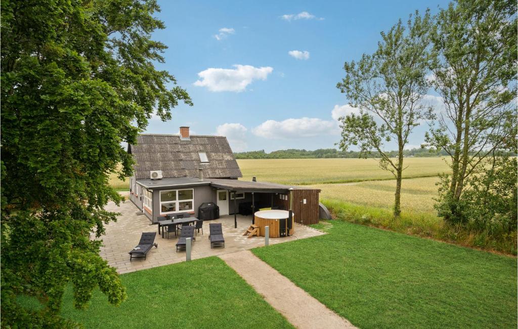 - une vue aérienne sur une maison avec une pelouse dans l'établissement 3 Bedroom Awesome Home In Spttrup, à Spottrup