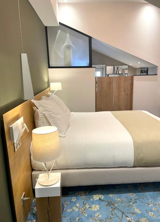 Postel nebo postele na pokoji v ubytování Hôtel Berria par La Maison de Pierre