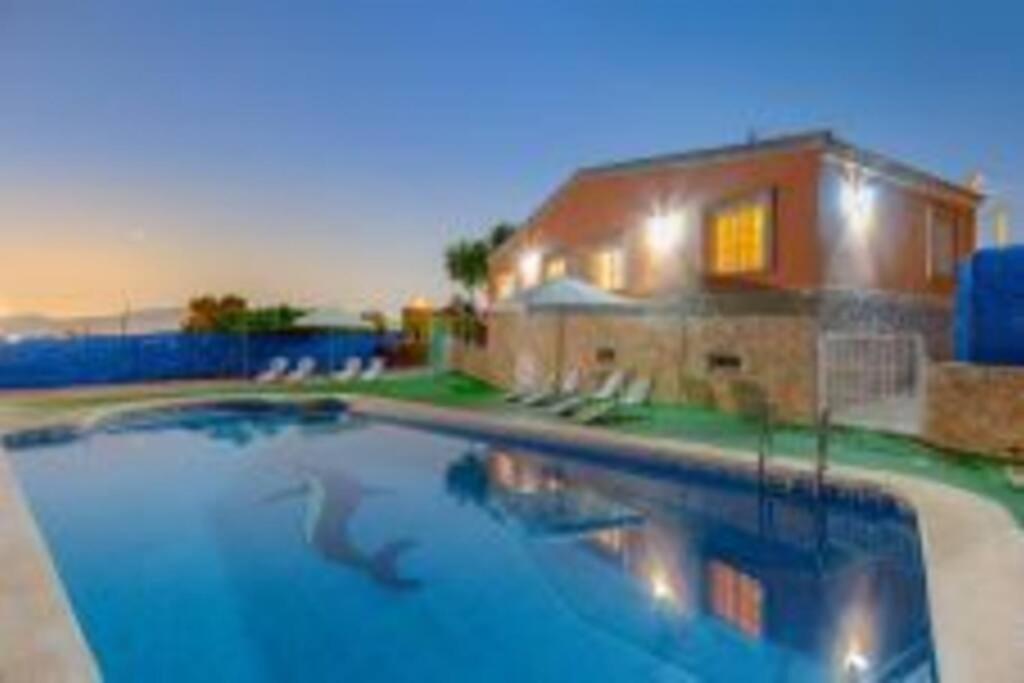 una gran piscina frente a una casa en Villa Rural Piscina fortuna luxury23 personas 10 Habitaciones habitaciones wifi, en Fortuna