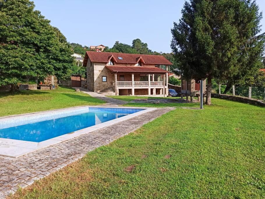 a house with a swimming pool in the yard at Casa rural con piscina 