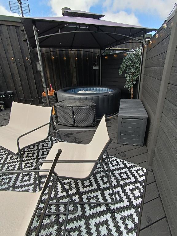 Patio nebo venkovní prostory v ubytování The POD Unique & Stylish Luxury Accommodation With Hot Tub