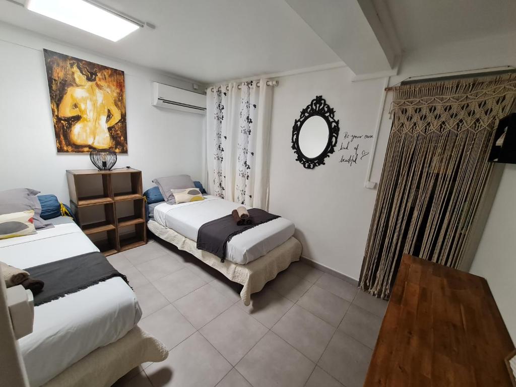 Ένα ή περισσότερα κρεβάτια σε δωμάτιο στο Au Petit Maracudja plage Anse a L'ane