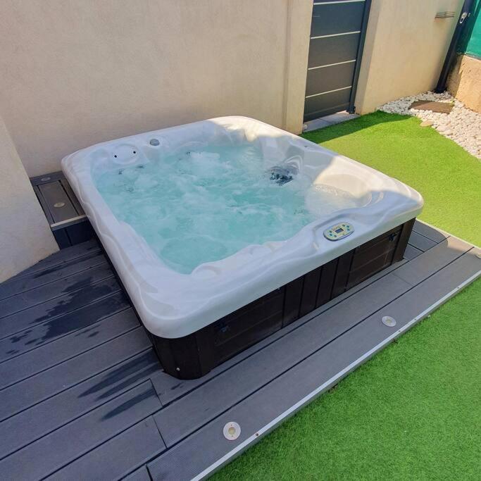 a jacuzzi tub sitting on top of a yard at Joli haut de villa 3 chambres climatisé avec jacuzzi in Marignane