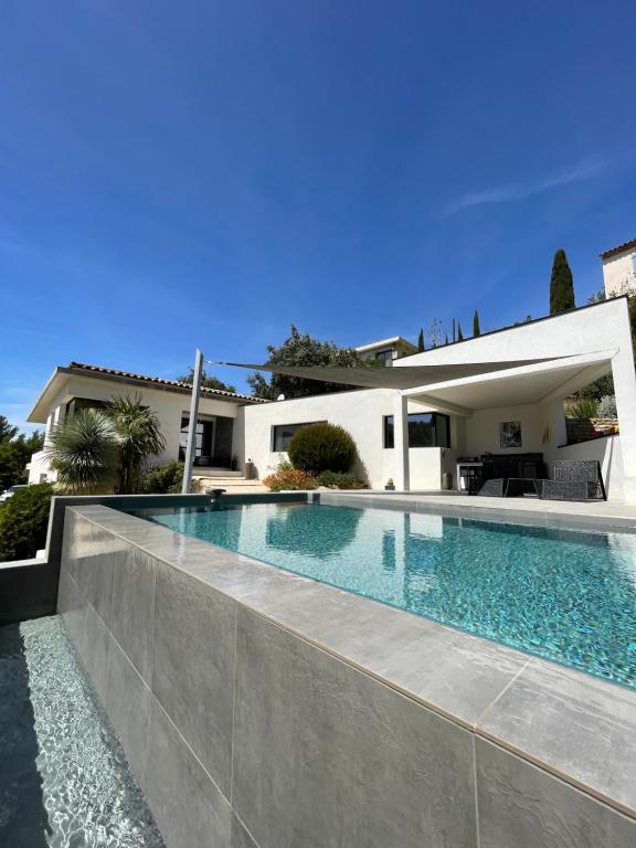 - une piscine en face d'une maison dans l'établissement Villa Canadeau, au Castellet