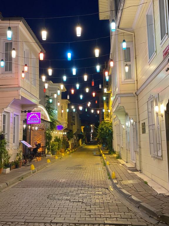 una calle vacía por la noche con luces colgando del techo en 3 Floor Oldcity en Estambul
