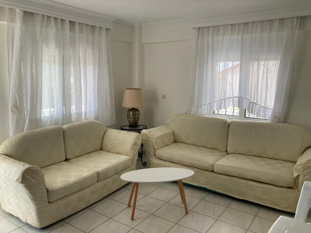 - un salon avec deux canapés et une table dans l'établissement Cozy Cottage at Flogita, à Flogita