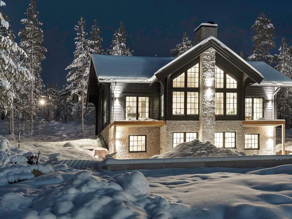 uma casa na neve à noite em Holiday home Sälen em Stöten
