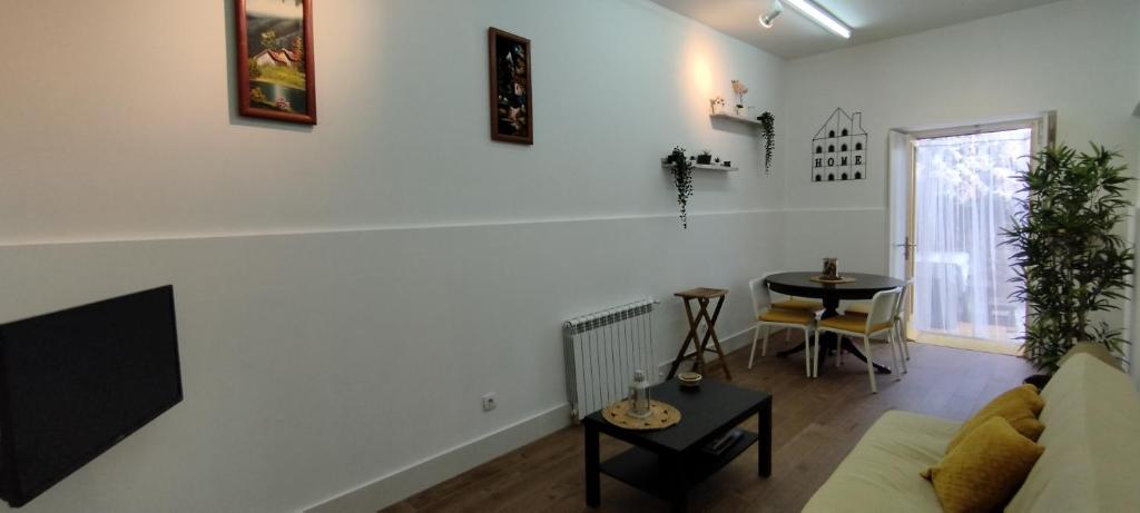 - un salon avec un canapé et une table dans l'établissement Encanto Casa com Spa Jacuzzi Open Space, à Tinalhas