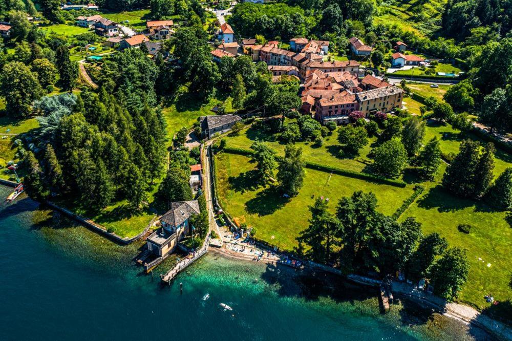 una vista aerea di una casa accanto a un fiume di Residenza al Lago a San Maurizio dʼOpaglio