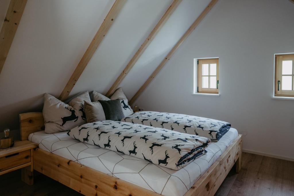 a bed in the corner of a room at Weinberg Chalet Kokumandl in Winten