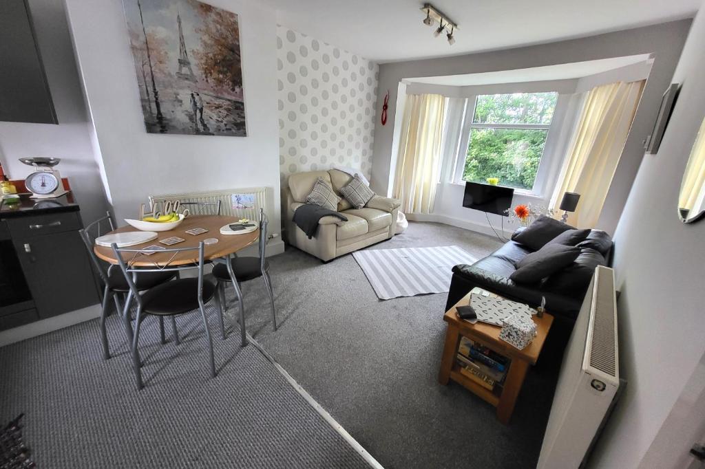 Bay Breeze for 2 in Morecambe a few metres from Beach in Bare