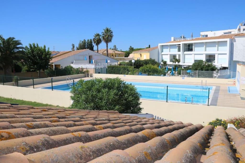 - une vue sur la piscine depuis le toit d'une maison dans l'établissement Appart 451, Port Soleil au village naturiste, au Cap d'Agde