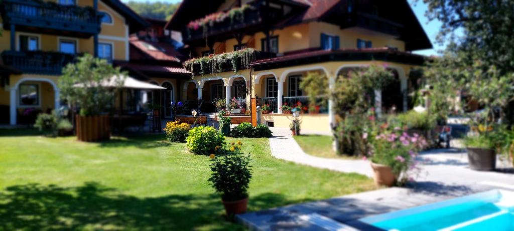 Bazén v ubytování Landhotel Waldmühle nebo v jeho okolí