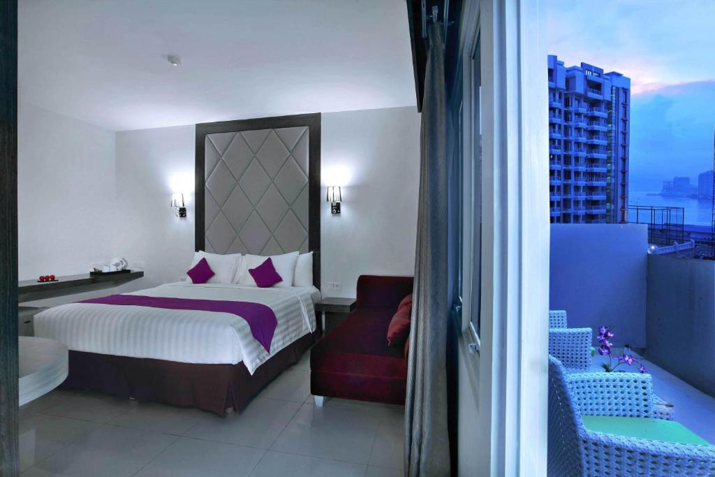 Postel nebo postele na pokoji v ubytování Quest Hotel Balikpapan by ASTON