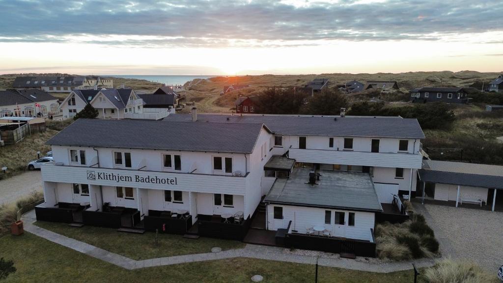 Východ nebo západ slunce při pohledu z hotelu nebo okolí