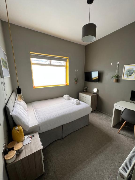Eccles في مانشستر: غرفة نوم بسرير ومكتب ونافذة